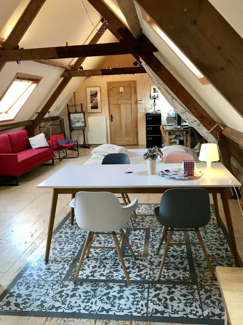 De eethoek van Atelier aan Zee, onder de balken