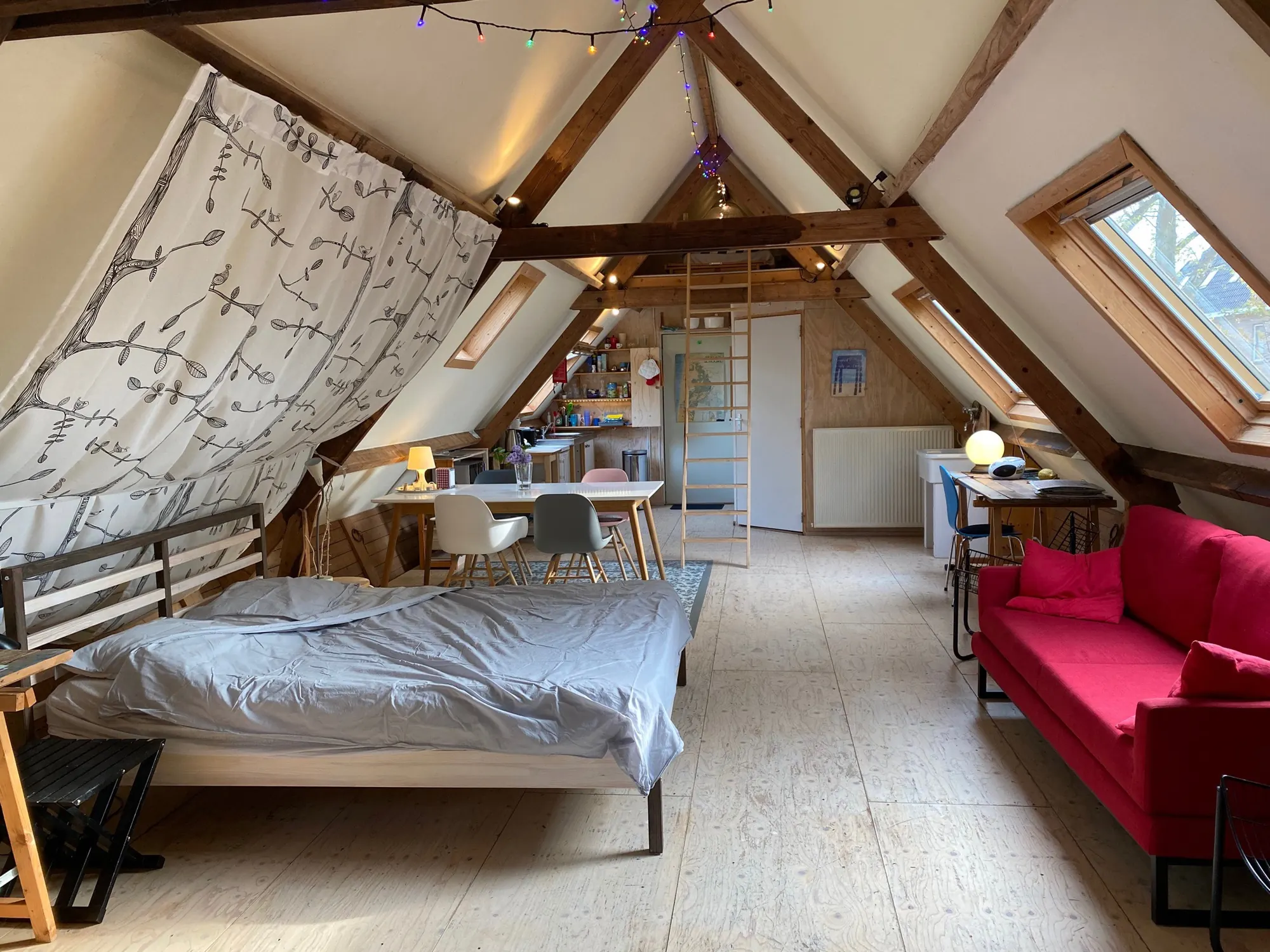 Het lichte atelier-appartement met bed en zithoek