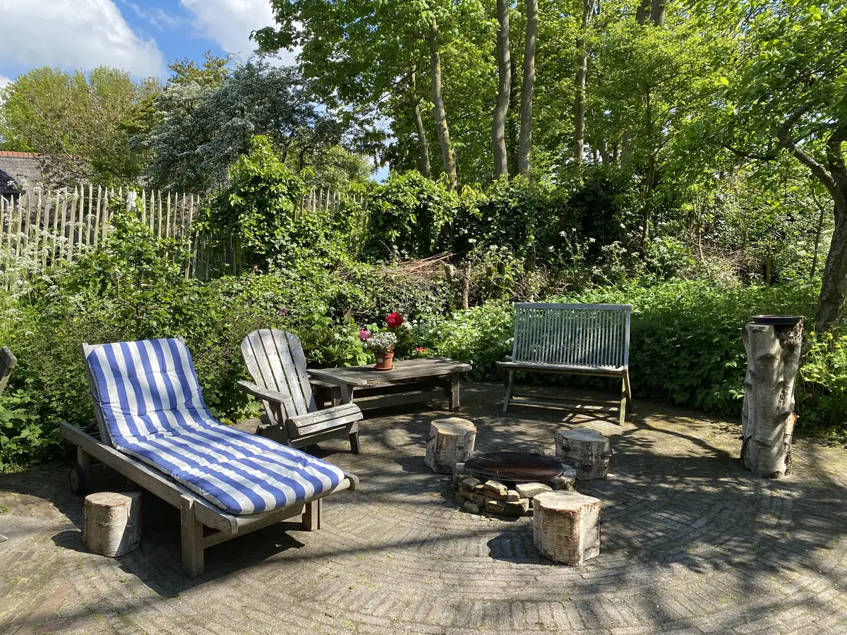 Het terras met vuurplaats in de boerentuin