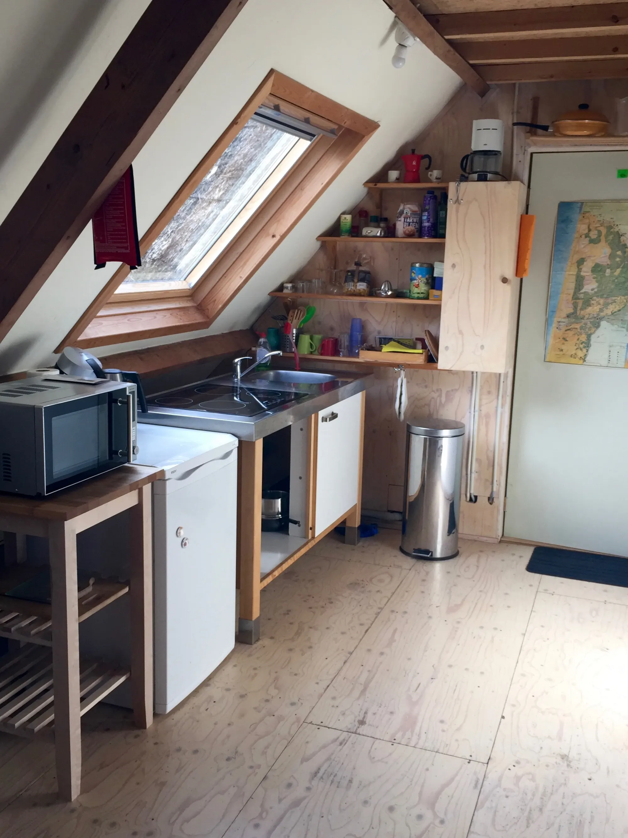 De keuken van Atelier aan Zee onder het schuine dak