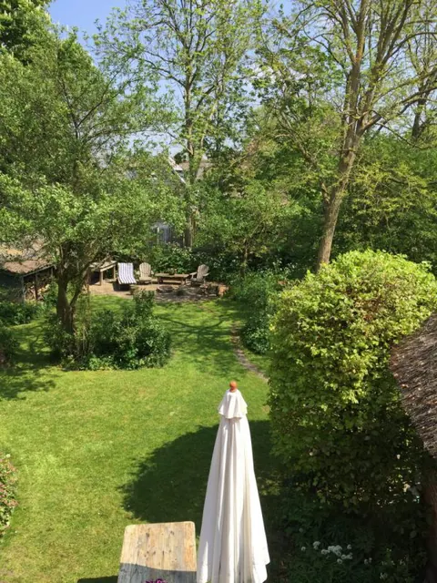 Uitzicht vanuit het keukenraam van Atelier aan Zee