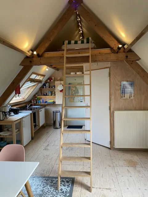 De trap naar de slaapvliering van Atelier aan Zee