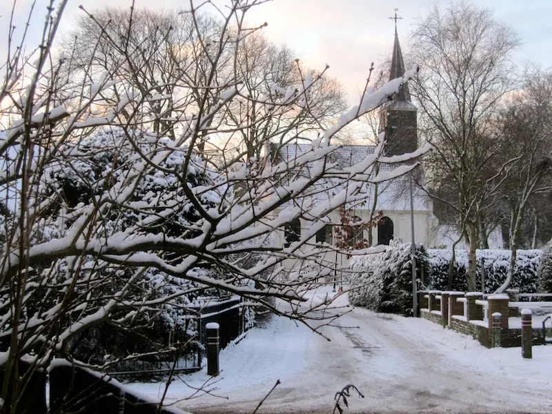 Het witte kerkje van Groet in de winter