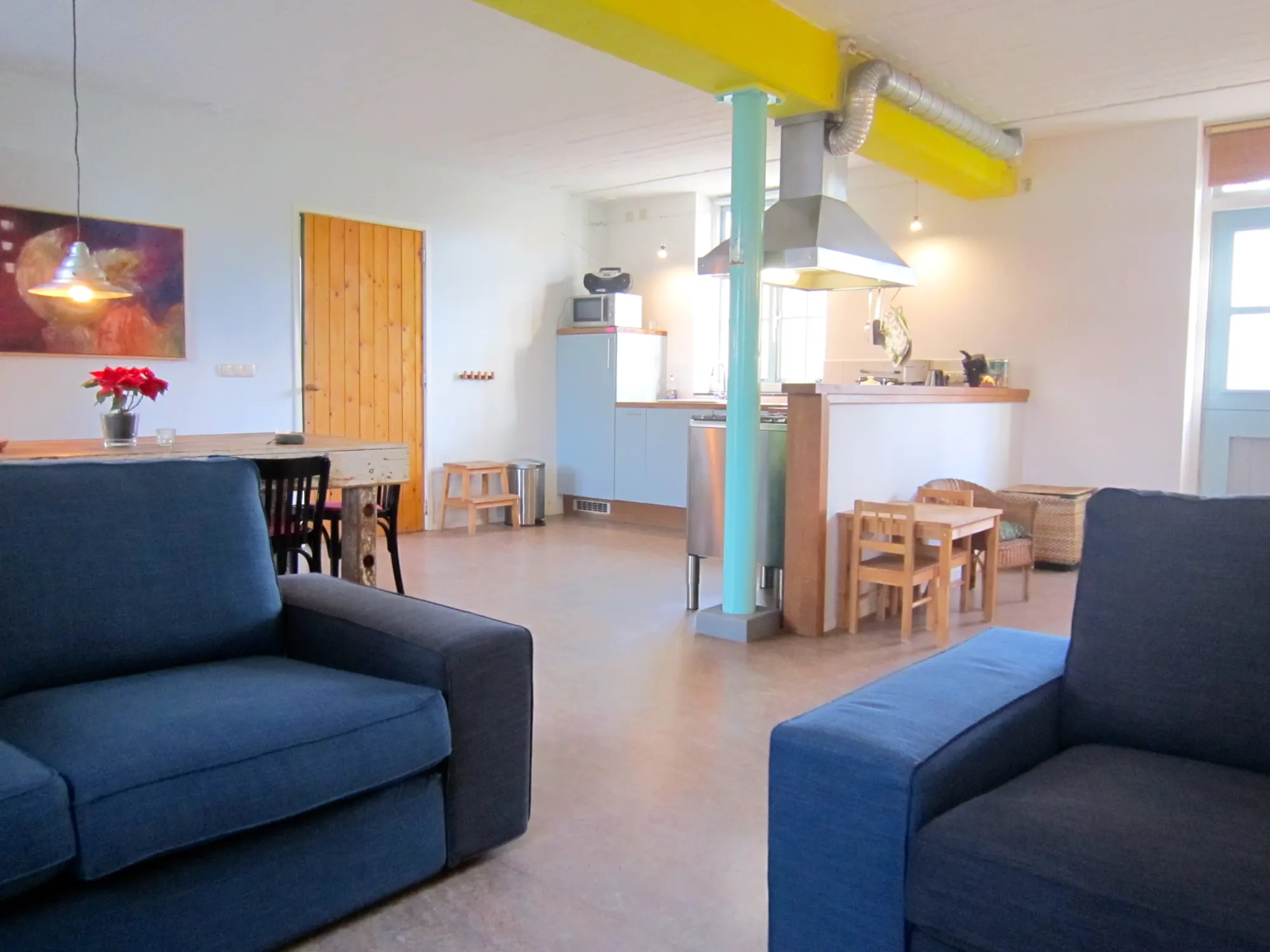 De woonkamer en open keuken van De Windroos